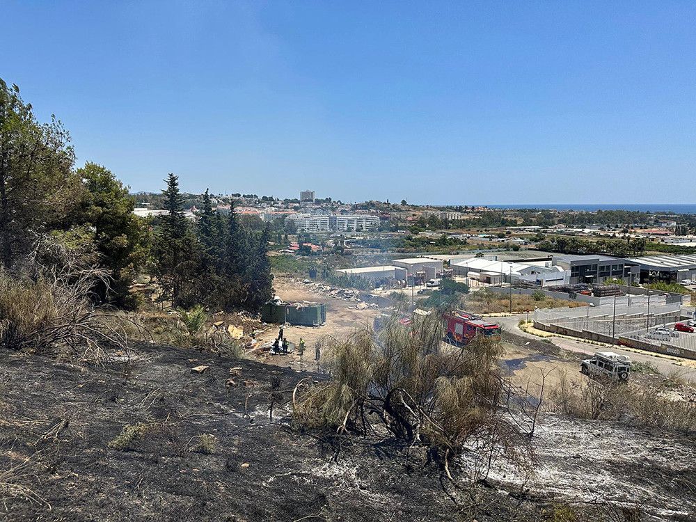 Los Bomberos de Marbella extinguen un incendio junto al polígono industrial de San Pedro Alcántara evitando que afectara a las viviendas del entorno