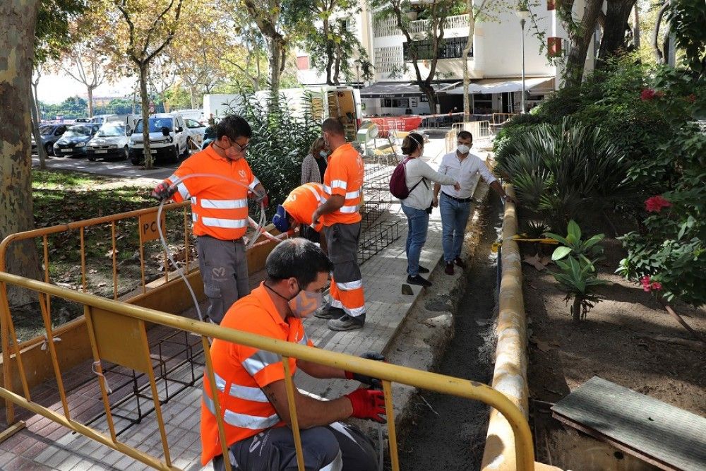 Obras para reparar un muro de 65 metros lineales, sustituir 100 m² de solería y arreglar los alcorques en la plaza Manuel de Falla