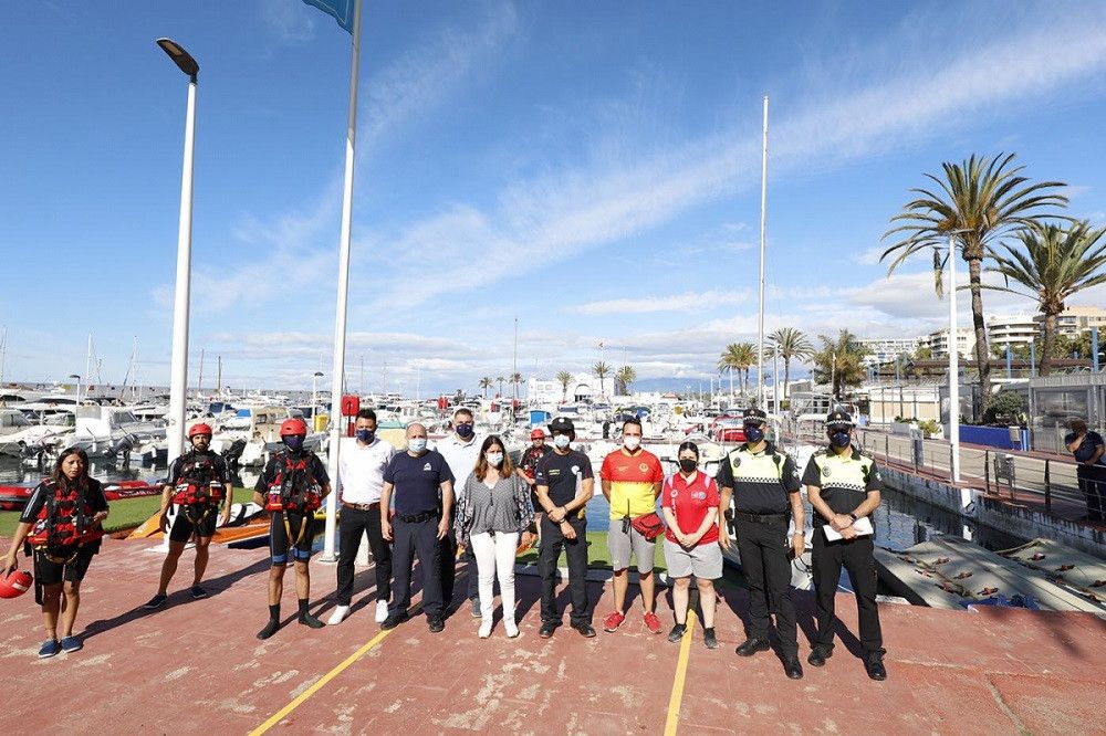 Treinta y cinco efectivos de servicios de emergencias han participado en un ejercicio de salvamento marítimo en el Puerto Deportivo Virgen del Carmen