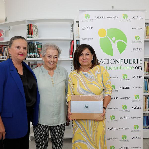 La Biblioteca Central Fernando Alcalá amplía su colección de publicaciones sobre la historia del turismo de la ciudad con el libro del 50 aniversario del Hotel El Fuerte