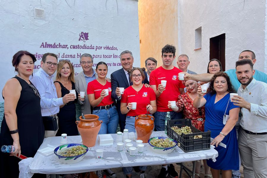 Sabor a Málaga, galardonada en la Fiesta del Ajoblanco por la promoción que realiza de la uva pasa