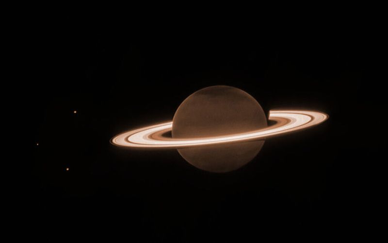 Espectacular imagen de los anillos de Saturno brillando captada por el telescopio James Webb