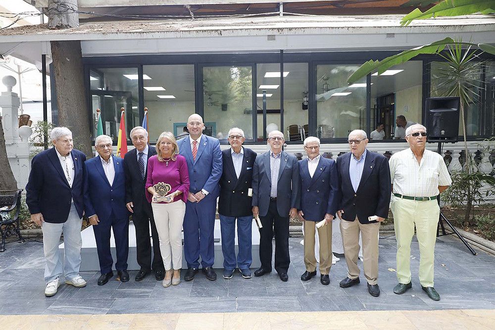 La Sociedad Cultural y Recreativa Casino de Marbella entrega a la alcaldesa uno de sus reconocimientos