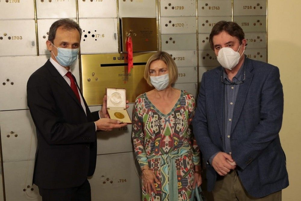 El ministro Pedro Duque deposita en la Caja de las Letras la Medalla del Nobel de Medicina Ramón y Cajal