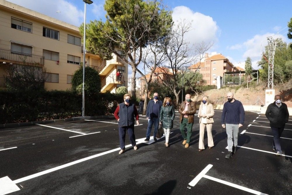 El Ayuntamiento ha acondicionado una parcela en Lomas del Olivar para crear 70 plazas de aparcamiento