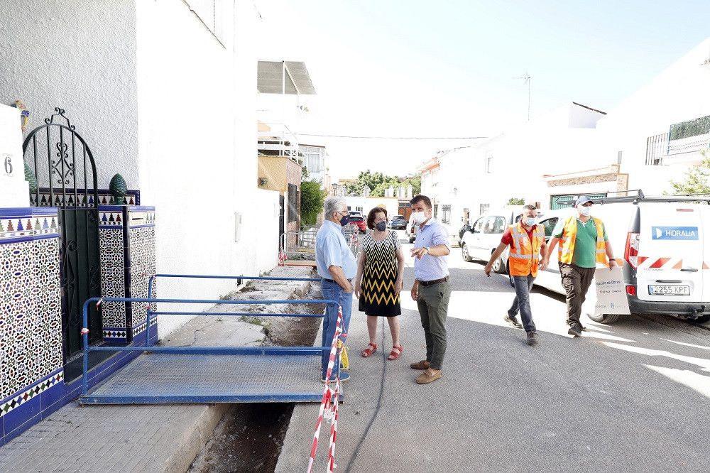 El Ayuntamiento acondiciona el acerado y moderniza las canalizaciones de agua y luz de la calle Claveles, en la urbanización La Florida