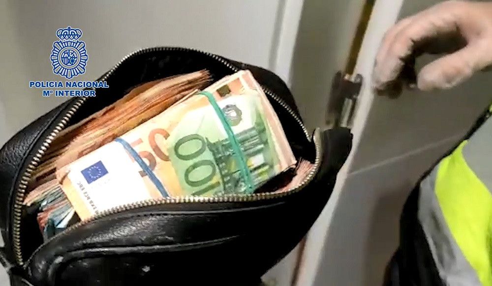 La Policía Nacional detiene en Estepona a un hombre por tráfico de drogas y falsedad documental e interviene 73.000 euros ocultos en un falso techo de su domicilio