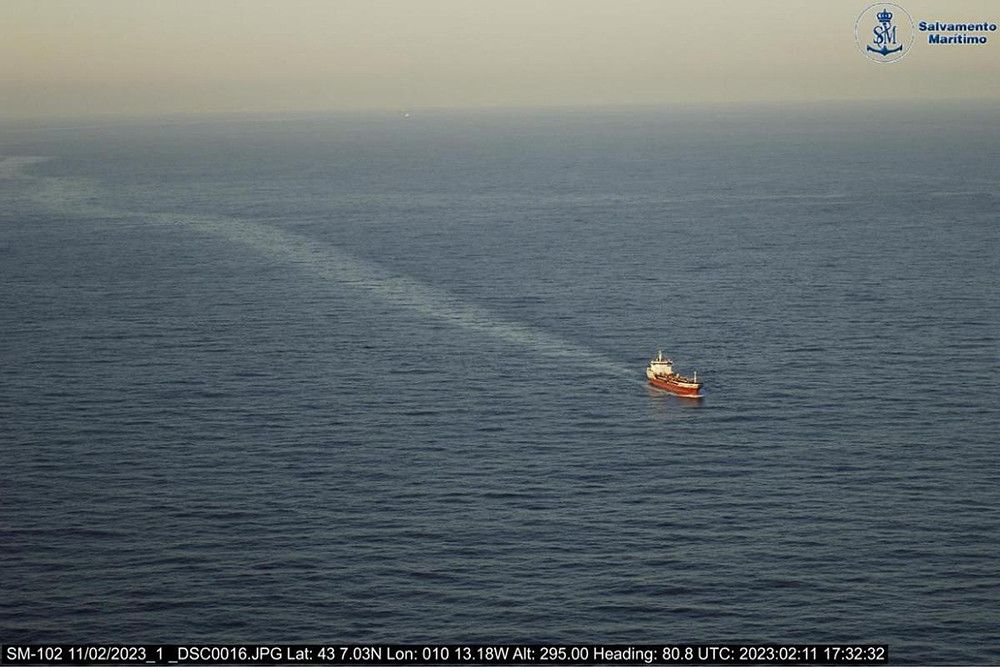 Retenido en Tarragona un buque tras ser localizado “in fraganti” realizando una descarga de hidrocarburos de 12,7 km2 de superficie