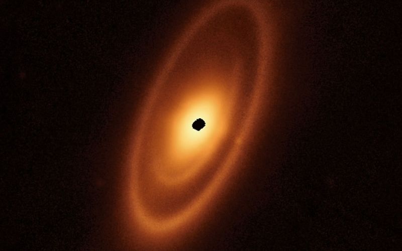 Webb descubre sorpresas al observar el cinturón de asteroides de Fomalhaut