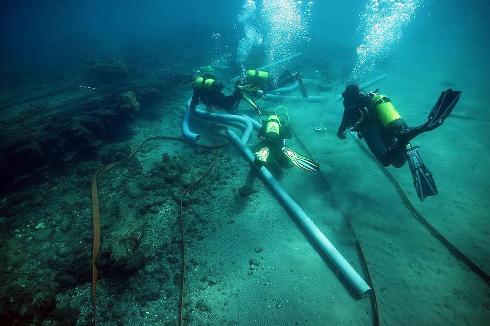 Técnicos del Centro de Arqueología Subacuática analizan los restos de un navío hundido frente a la playa de San Pedro Alcántara, en Marbella