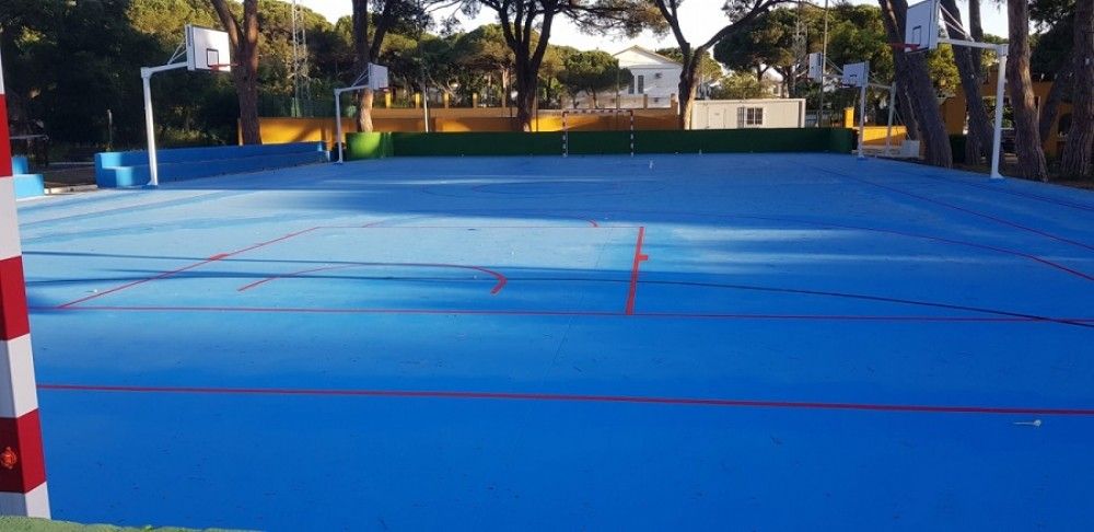 Terminadas las obras de mejora y ampliación en las canchas de baloncesto del complejo deportivo Santa María de Las Chapas
