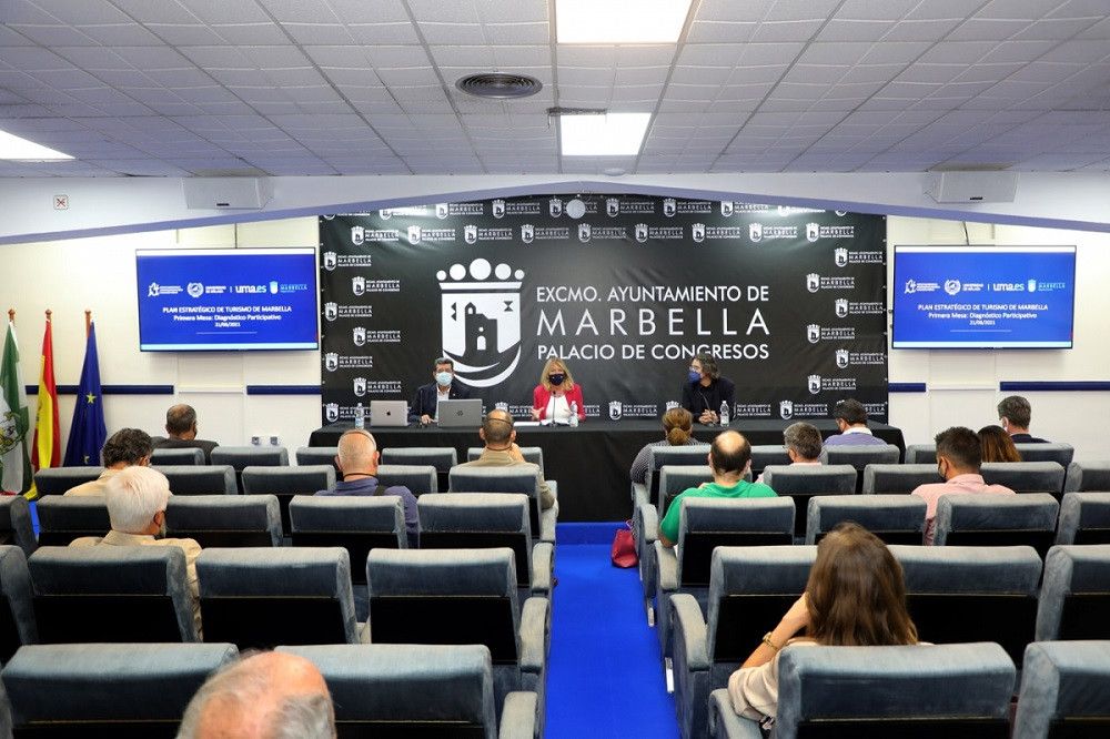 El Ayuntamiento y la UMA abren a la participación la elaboración del futuro Plan Estratégico de Turismo con la primera reunión de los grupos de trabajo con representantes del sector