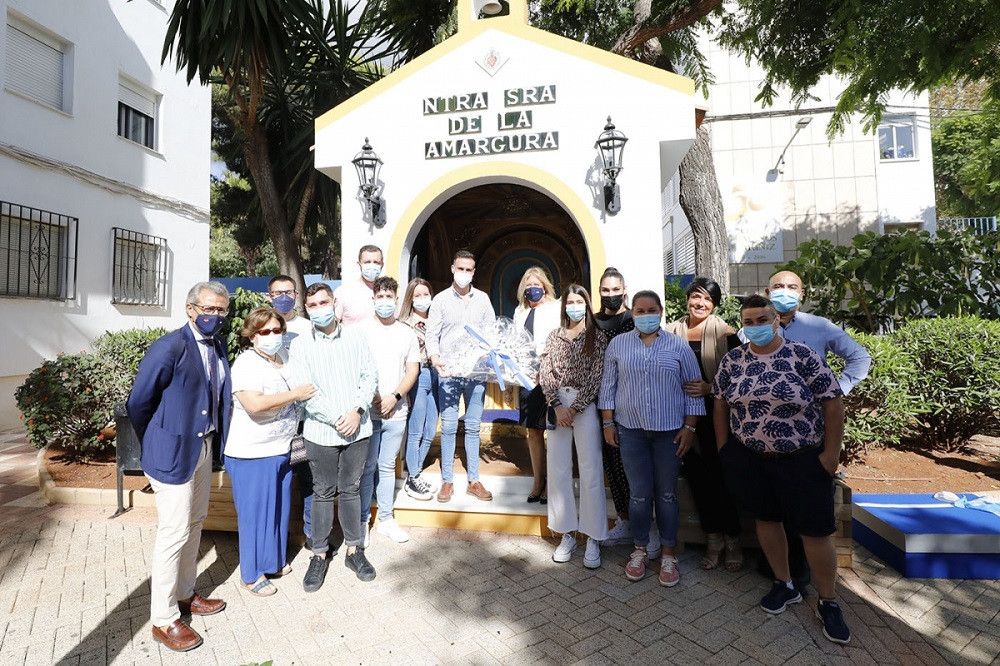 La alcaldesa asiste a la ofrenda a la Virgen de la Amargura en el barrio de Leganitos