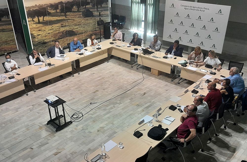 Junta y sector lácteo andaluz acuerdan pedir al Estado mejores controles de la Ley de la Cadena Alimentaria