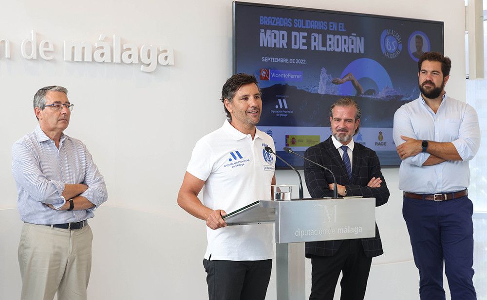 Un malagueño será el primero en la historia en intentar cruzar a nado el mar de Alborán