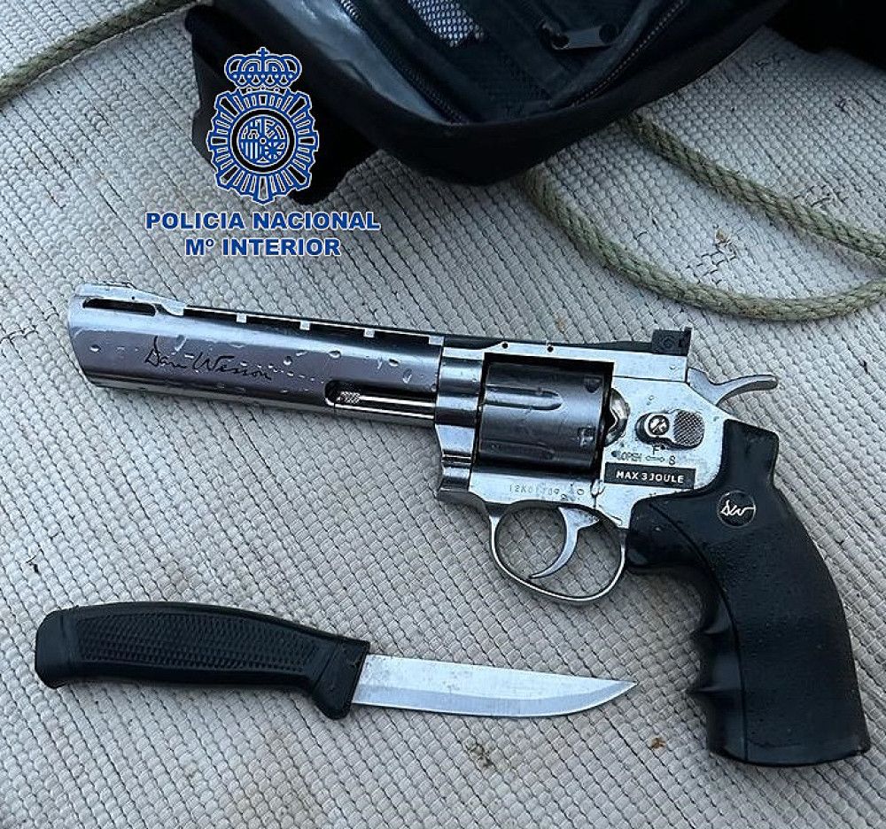 La Policía Nacional detiene a dos hombres que, tras asestar una puñalada a otro, huyeron a nado en el Puerto de Marbella