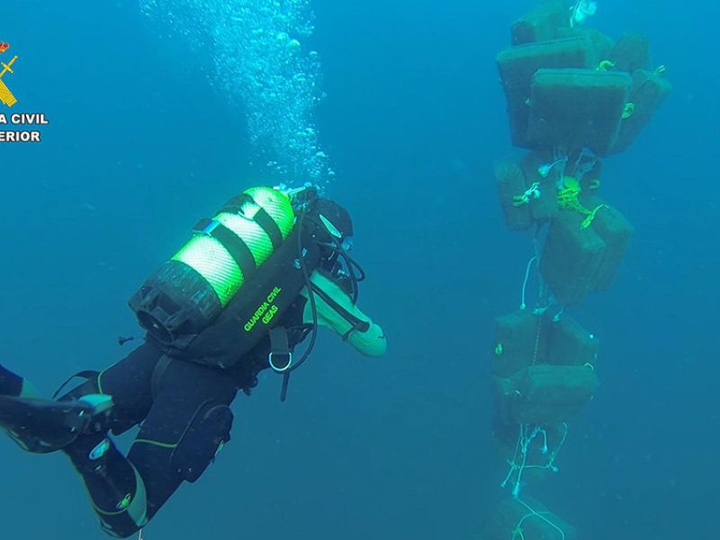 La Guardia Civil interviene más de una tonelada de hachís fondeados en el mar en la costa de Almería