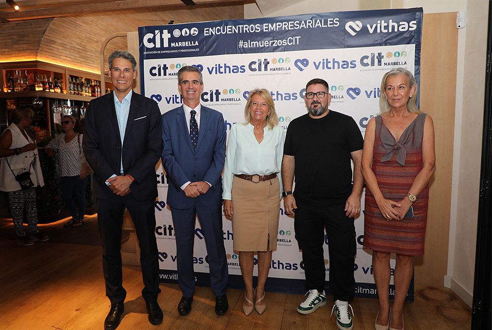 La alcaldesa destaca en el almuerzo de socios del CIT que Dani García "es uno de los mejores embajadores de la ciudad, aportando calidad y excelencia al sector gastronómico a nivel internacional"