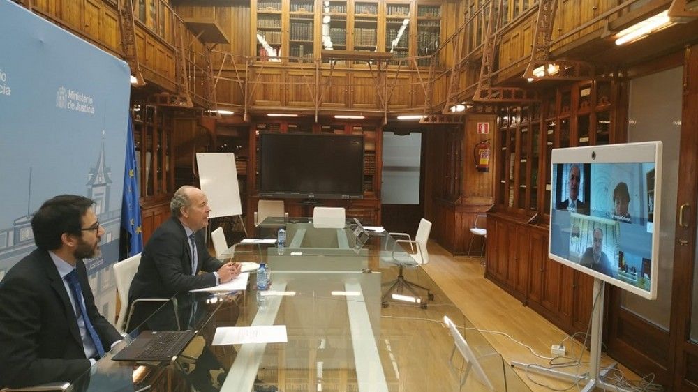 El ministro de Justicia trata con abogados, procuradores y graduados sociales una salida coordinada de la crisis