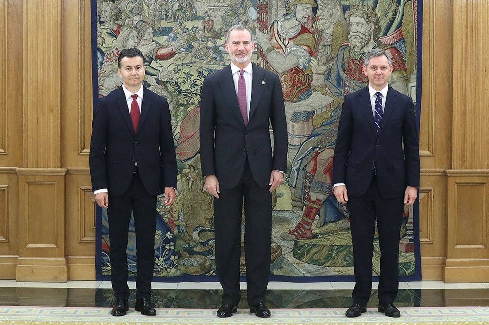 Prometen sus cargos ante el rey los nuevos ministros de Industria y de Sanidad