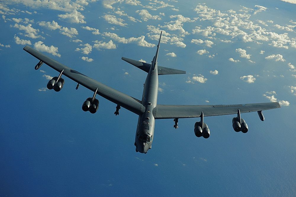 Un caza chino J-11 intercepta un bombardero estadounidense estratégico