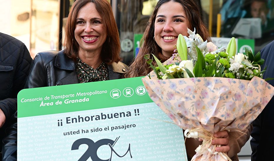 La consejera de Fomento, Rocío Díaz, con Lucía Moreno, viajera número 20 millones del Consorcio de Transporte Metropolitano del Área de Granada. / J. Andalucía