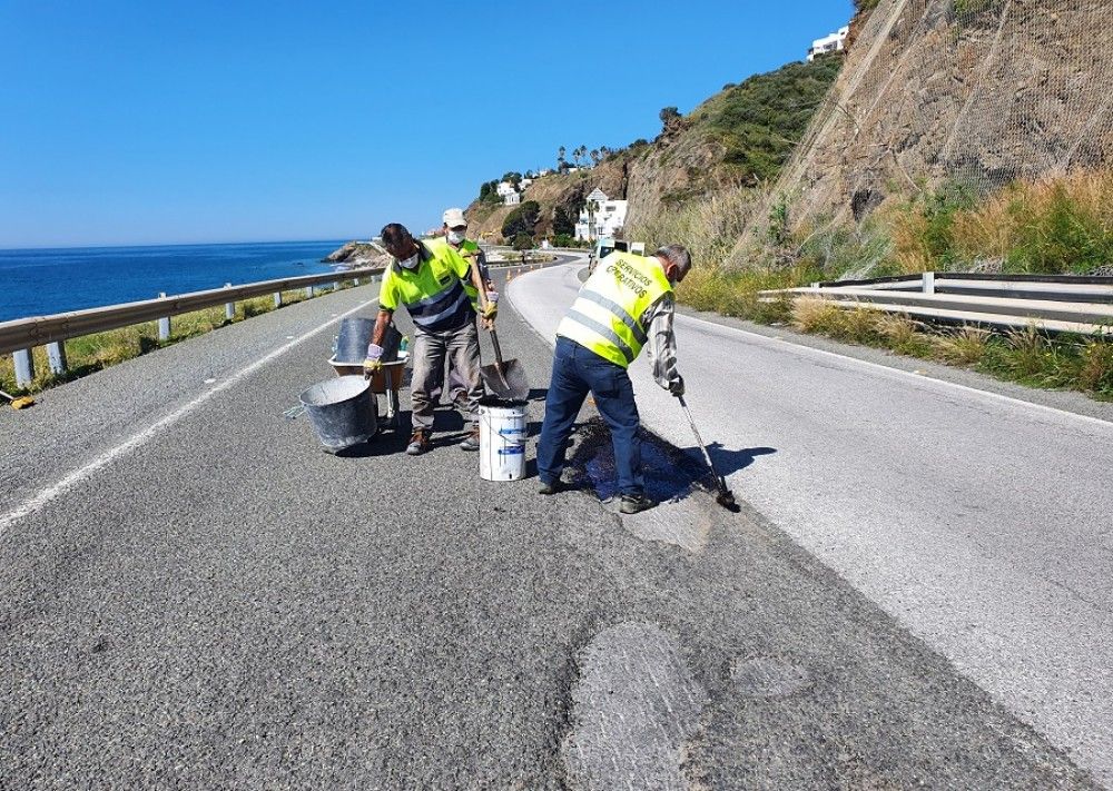 El Ayuntamiento de Torrox realiza labores de mantenimiento en la antigua N-340
