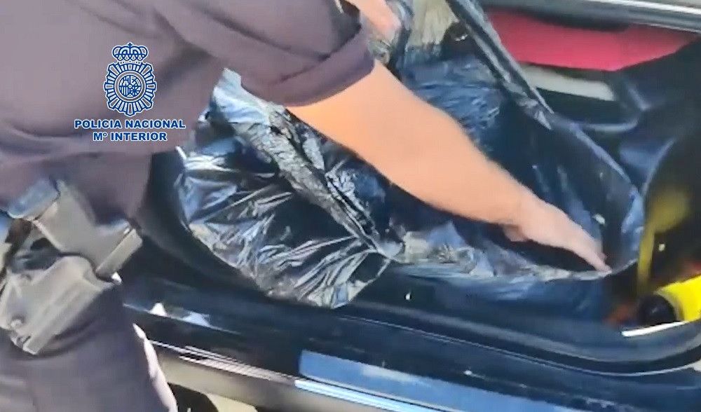 La Policía Nacional incauta en Antequera más de 8 kilogramos de marihuana en el maletero de un vehículo y detiene a sus ocupantes