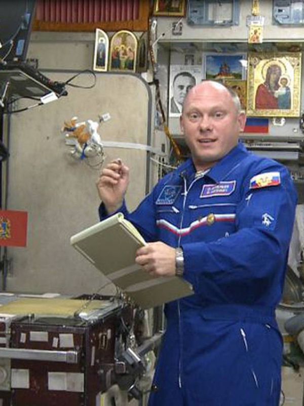 Astronautas rusos interrumpen su caminata espacial por problema con el traje de uno de ellos