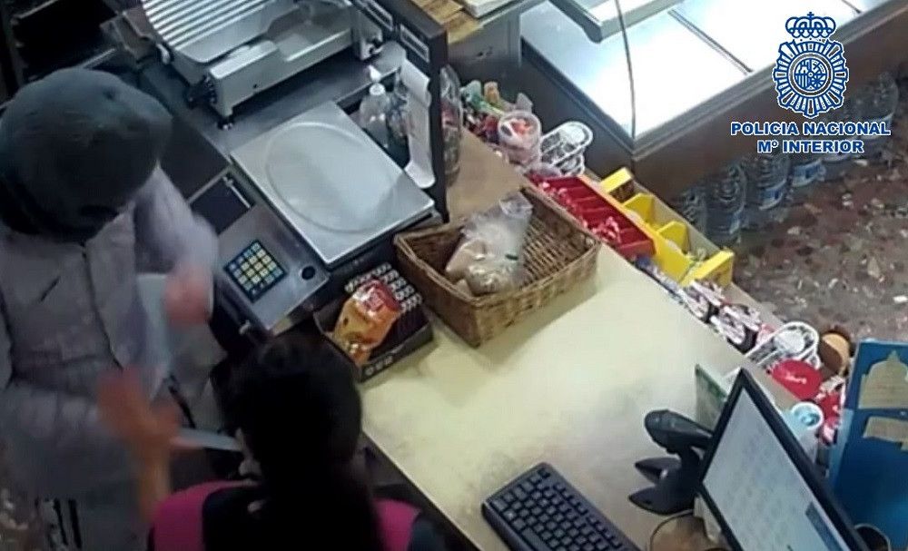 La Policía Nacional detiene en Estepona a un hombre tras asaltar un comercio dos veces en 48 horas
