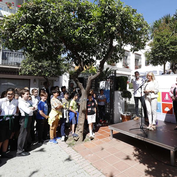 Los escolares de cinco centros educativos del municipio abrieron la sexta edición de Marpoética con un multitudinario recital en el Casco Antiguo