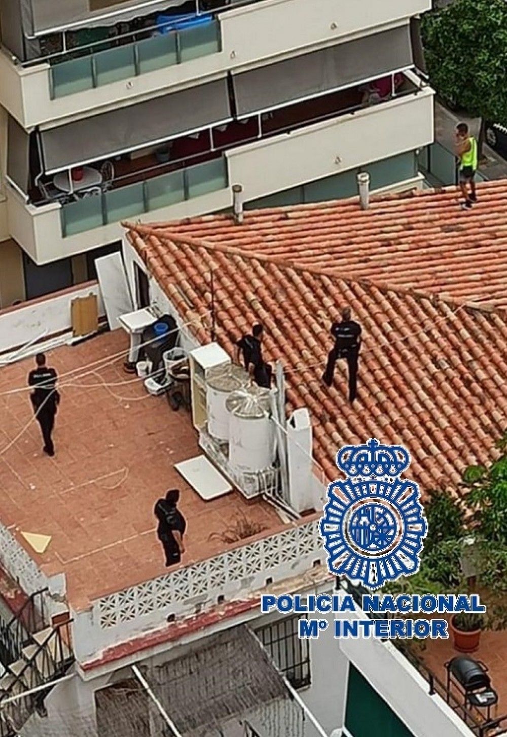 La Policía Nacional rescata a un hombre subido al borde de un tejado en un edificio de viviendas en Fuengirola