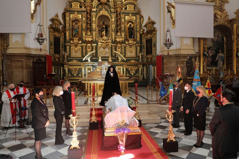 La alcaldesa agradece el esfuerzo de las hermandades por mantener la solemnidad del Viernes Santo con distintos actos respetando la seguridad frente al Covid-19
