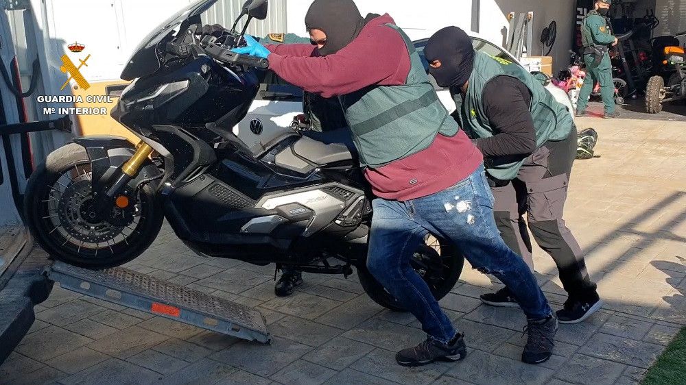 La Guardia Civil detiene a 5 personas por blanqueo de capitales procedente del narcotráfico del "clan del Titi"