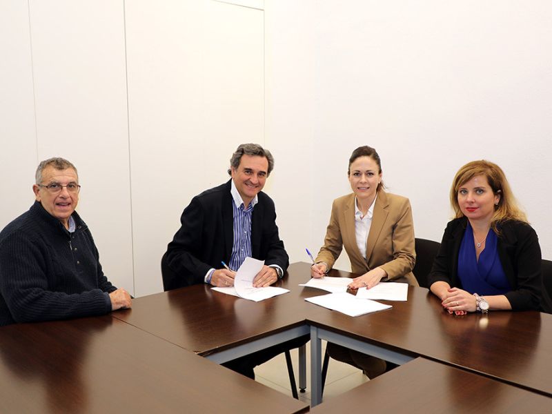 El Ayuntamiento suscribe un convenio con el banco social de Caixabank para facilitar la concesión de microcréditos a los emprendedores y pymes