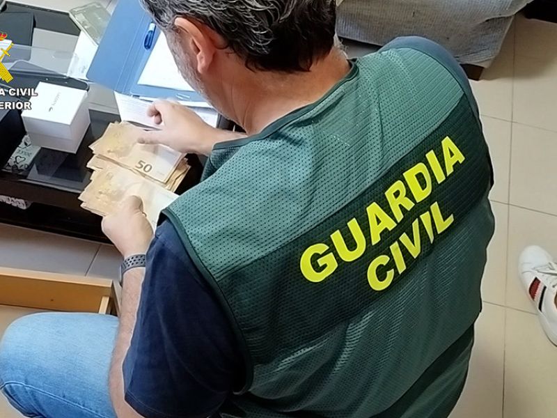 Tres detenidos en Tenerife por estafar a 170 personas a través de los SMS masivos que simulan ser de un banco