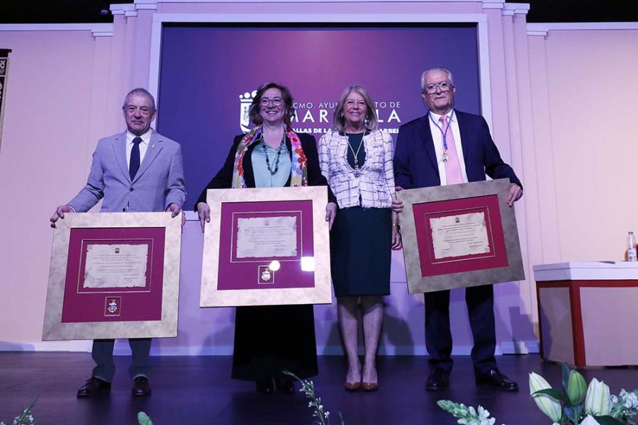 Entregadas las Medallas de la Ciudad a la Hermandad del Rocío, a la asociación CADI y al empresario Cristóbal Parra