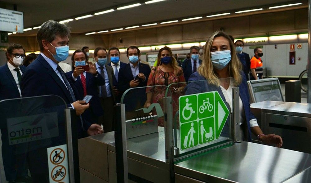El usuario de Metro de Sevilla podrá pagar su viaje con la tarjeta bancaria o desde el móvil