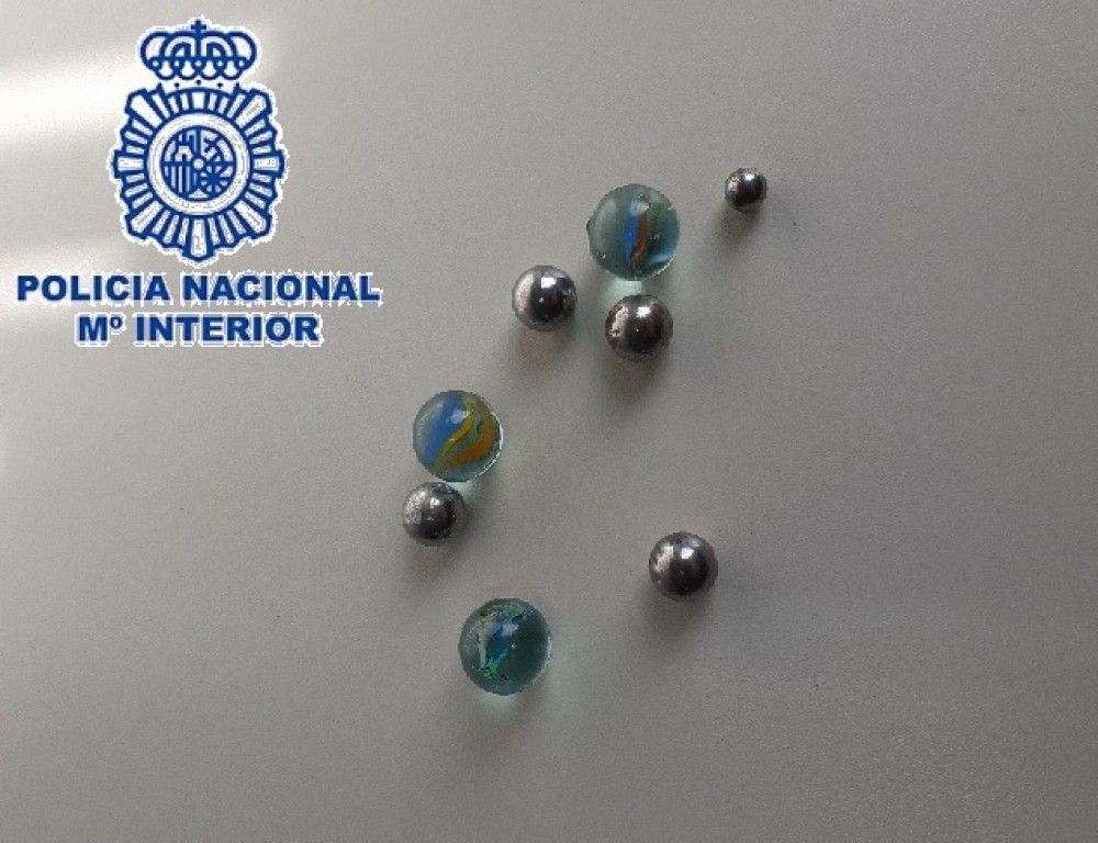 Un detenido en Marbella por causar daños con un tirachinas profesional en las viviendas de sus vecinos