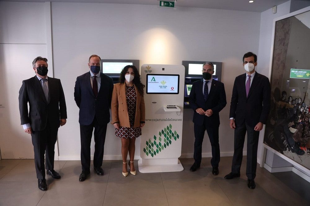Caja Rural del Sur, Vodafone y el Gobierno andaluz colaboran para lanzar una solución tecnológica que acerca las sucursales bancarias a zonas rurales