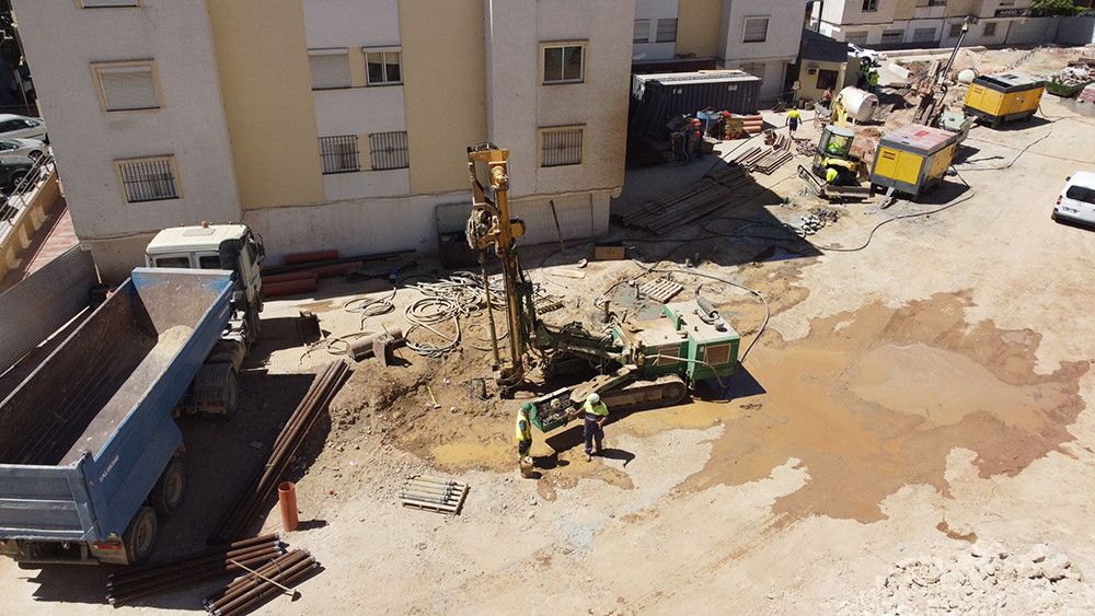 La obra del aparcamiento de la calle Doha suma nueva maquinaria para reforzar y agilizar los trabajos de micropilotaje, que ya se han completado en un 30 por ciento