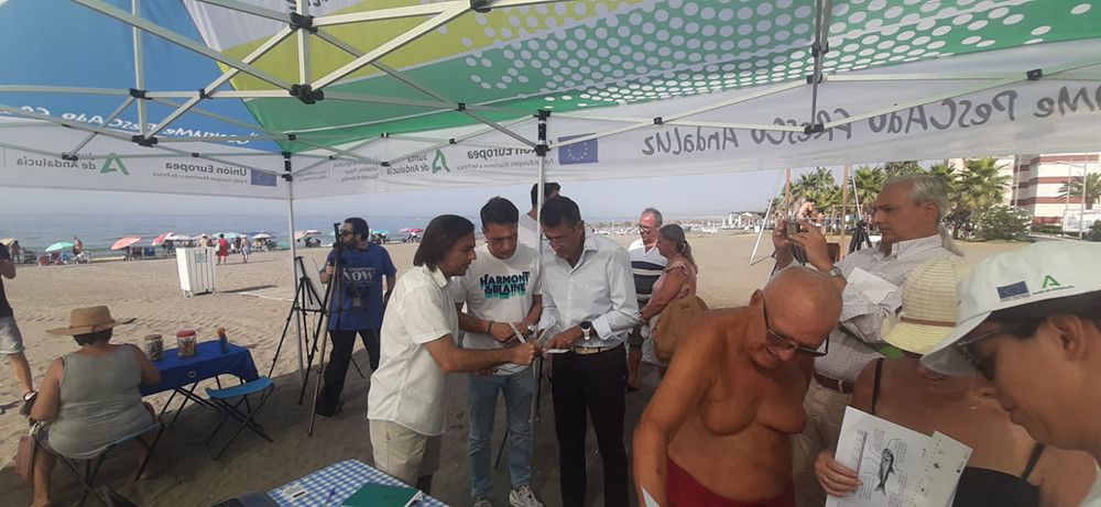 La Junta lleva a las playas de Málaga la campaña Consume Pescado Fresco Andaluz’