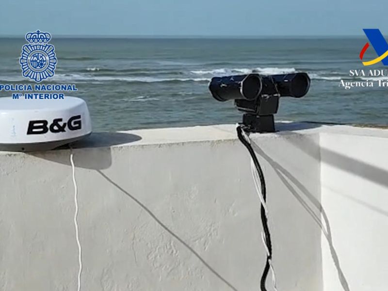 Desmantelados un radar operativo funcional y una cámara térmica usados para el control de buques y aeronaves de los servicios policiales