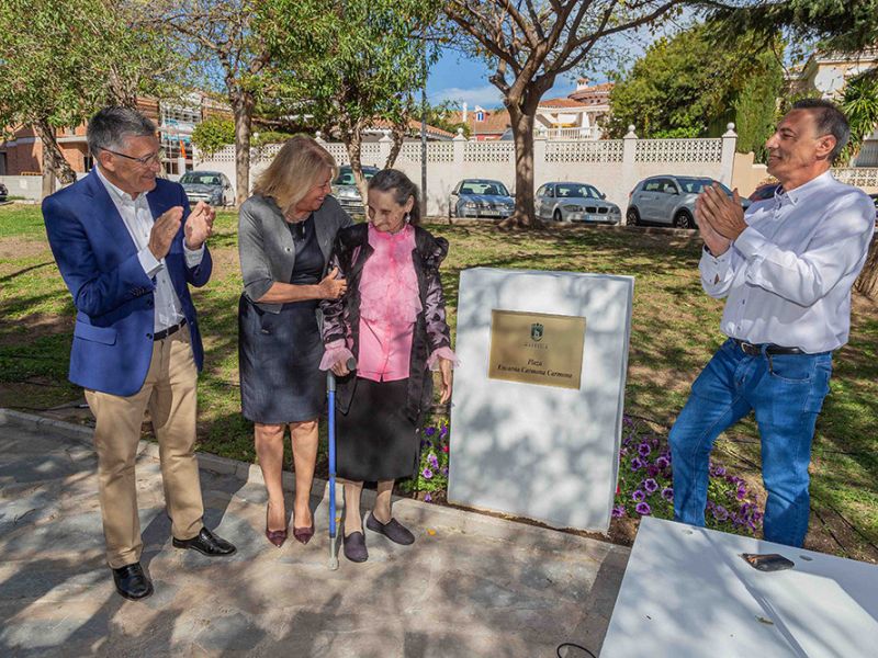 El Ayuntamiento reconoce la trayectoria emprendedora y personal de Encarna Carmona otorgando su nombre a una plaza de San Pedro Alcántara