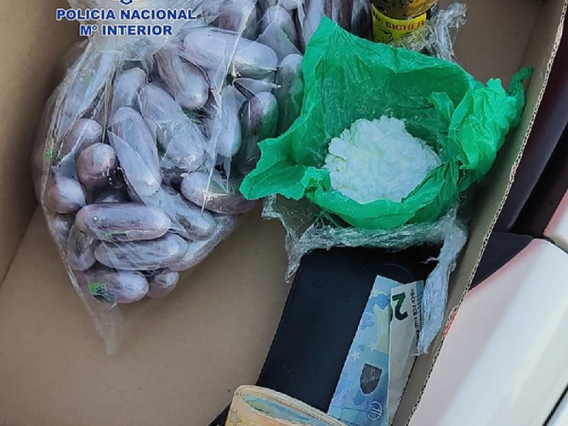 La Policía Nacional detiene en Marbella a dos hombres que transportaban en un vehículo 70 bellotas de hachís ocultas en una caja de zapatos