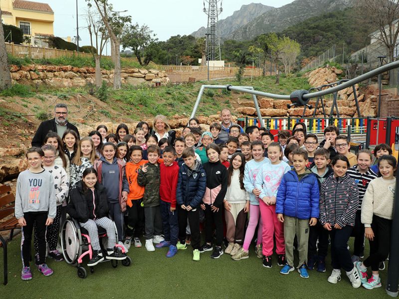 La alcaldesa mantiene un encuentro con alumnos de 4º de Primaria del colegio Xarblanca interesados en conocer la gestión municipal