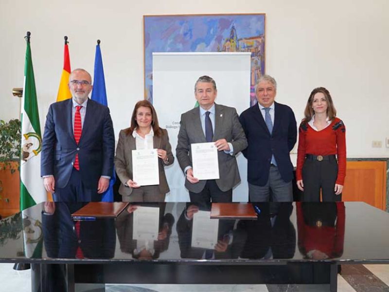 El Gobierno andaluz y la Federación Española de Salvamento firman un protocolo para salvar vidas en el medio acuático