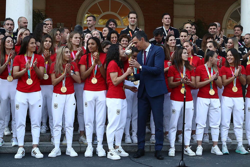 Pedro Sánchez anuncia la concesión de la medalla al Mérito Deportivo a la selección femenina de fútbol, campeona del Mundial