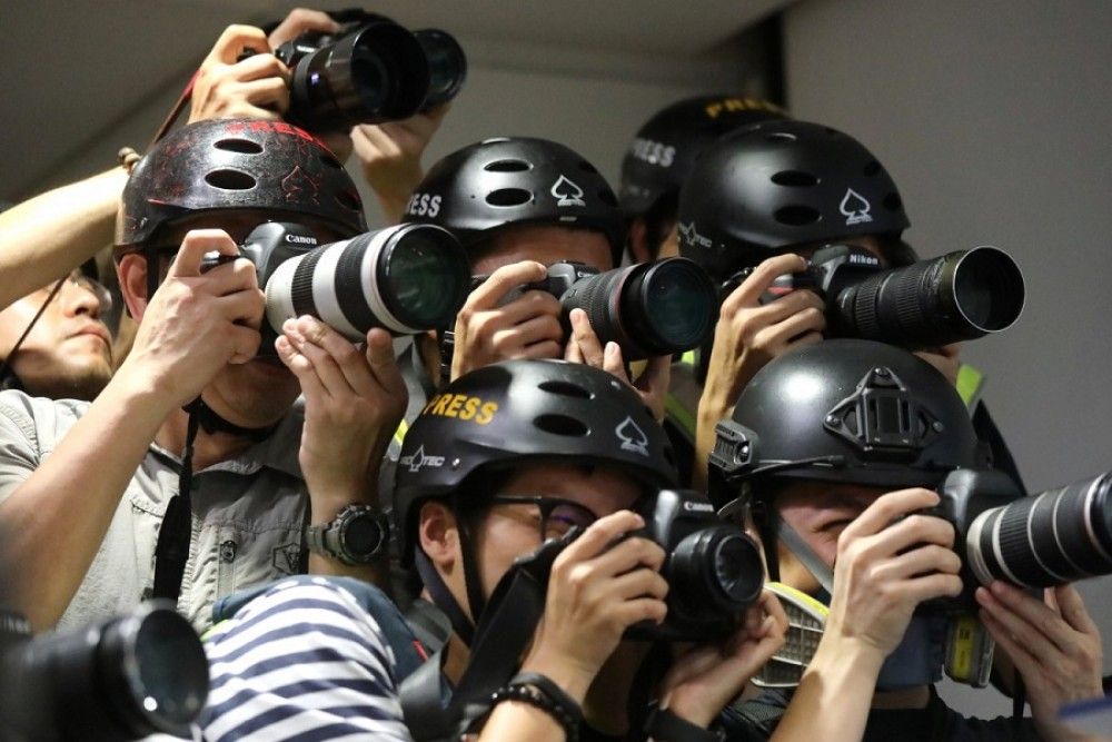 Interior y asociaciones de periodistas establecen unos distintivos para los informadores en contextos de riesgo