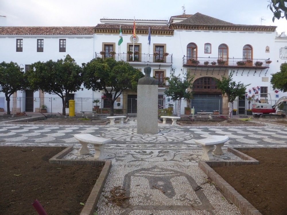 El PSOE exige al equipo de Gobierno que rectifique y mantenga el modelo de jardín mediterráneo en la Plaza de los Naranjos